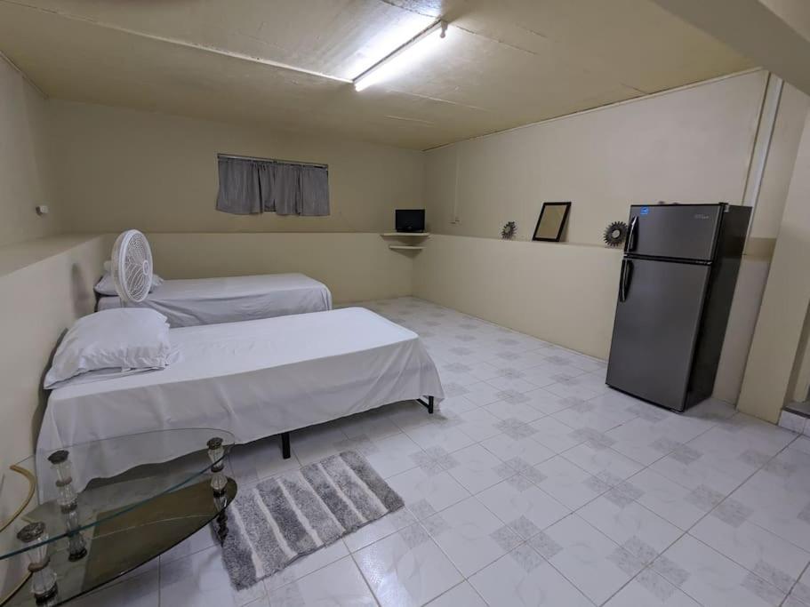 Pokój szpitalny z łóżkiem i lodówką w obiekcie 1BR 3BD, with Separate Pool House Access w mieście Old Towne