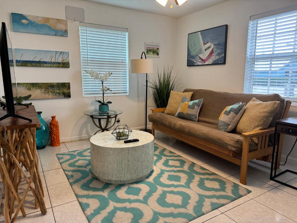 sala de estar con sofá y mesa en Cozy 2 bedroom near intercoastal & beaches, en North Palm Beach