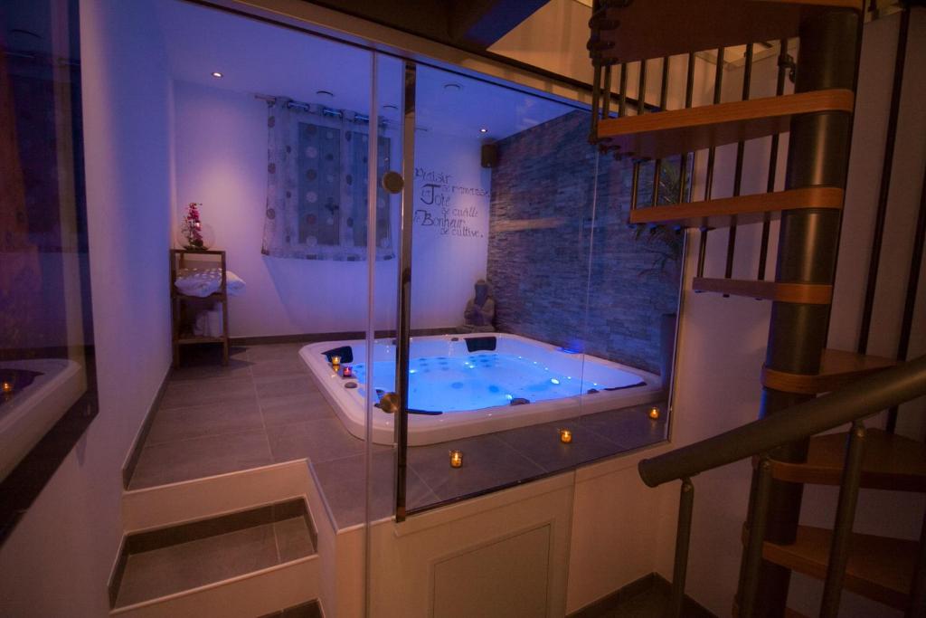 d'une salle de bains avec bain à remous dans la chambre dans l'établissement Bulle d'eden, à La Seyne-sur-Mer