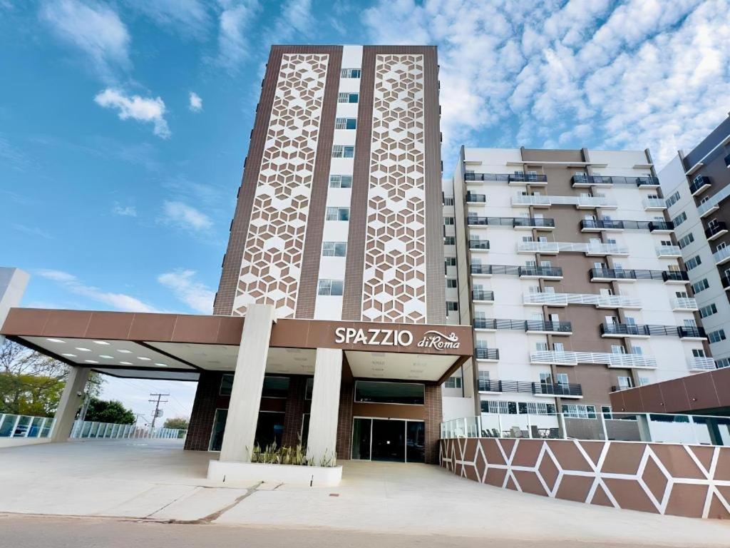 um edifício alto com um sinal em frente em Spazzio Diroma Com acesso gratuito ao Acqua Park - R em Caldas Novas