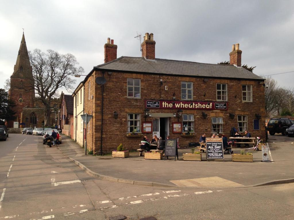 un edificio de ladrillo en la esquina de una calle en The Wheatsheaf, en Crick