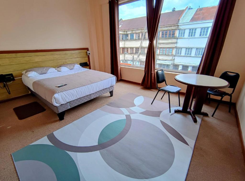 um quarto com uma cama, uma mesa e uma janela em Sky Osorno em Osorno