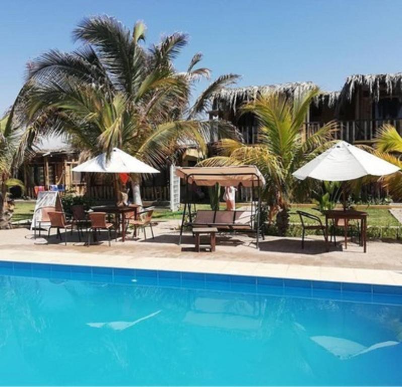 Bazén v ubytování Punta Pacífico Bungalows Máncora nebo v jeho okolí