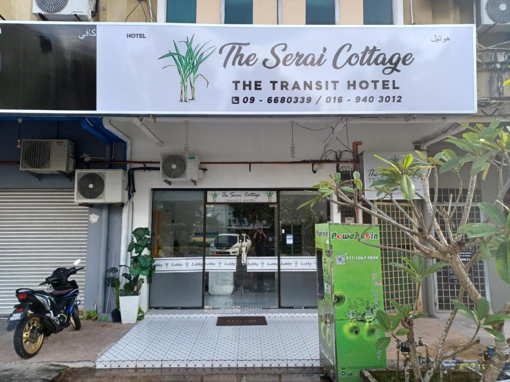 貢巴達村的住宿－The Serai Cottage Transit Hotel，停在餐厅前的摩托车
