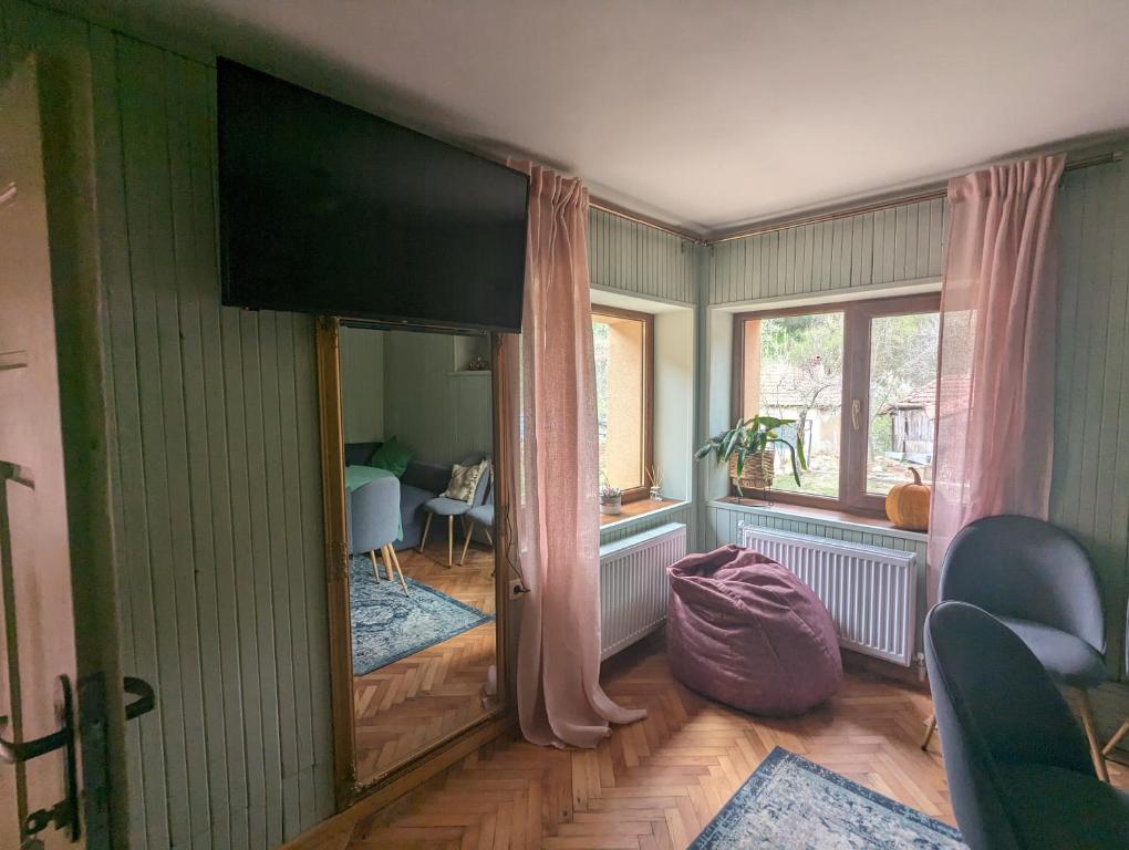 Habitación con 1 dormitorio con ventana y espejo. en Гагинската къща, en Martinovo