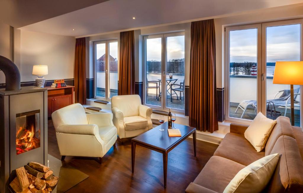 Ein Sitzbereich in der Unterkunft Precise Resort Hafendorf Rheinsberg