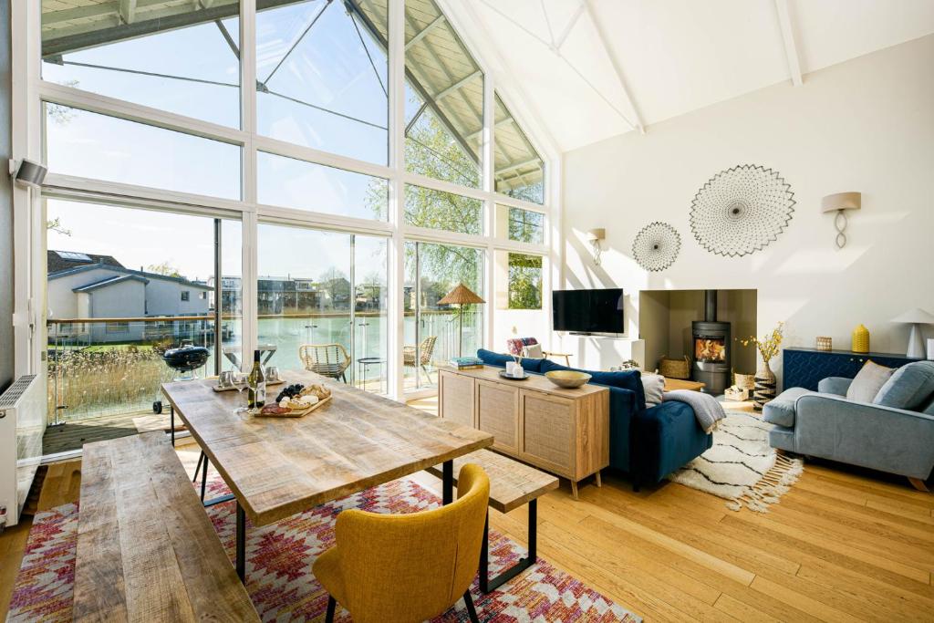 Μια τηλεόραση ή/και κέντρο ψυχαγωγίας στο Grayling House HM28 Lower Mill The Cotswolds