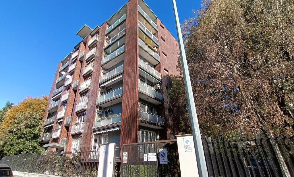 un immeuble situé à l'angle d'une rue dans l'établissement SAHI - Via Dei Ciclamini MM1 Primaticcio, Stadio San Siro, ospedale San Carlo, à Milan
