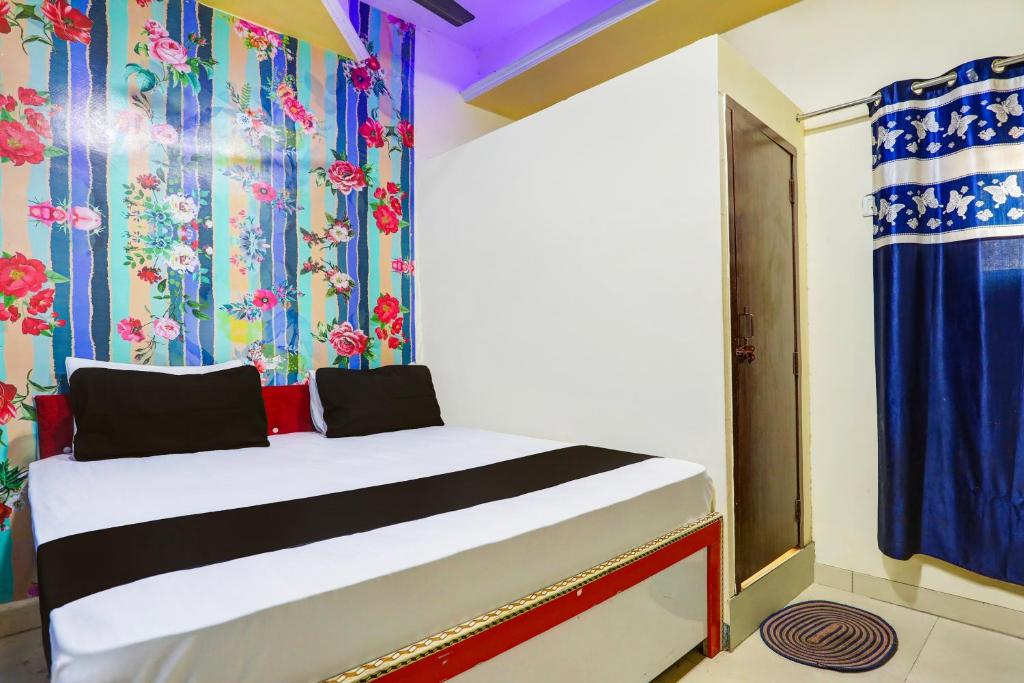 Un pat sau paturi într-o cameră la OYO Golden Moment Guest House