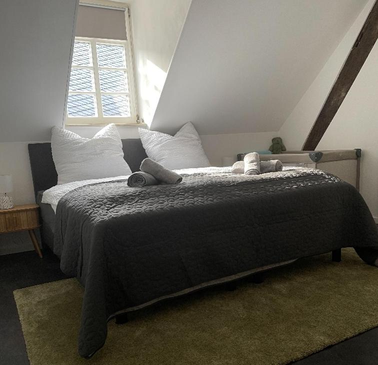 Ένα ή περισσότερα κρεβάτια σε δωμάτιο στο Komfort FeWo l Moselstay l maximal 4 Personen und Baby I Brauneberg Mosel I WIFI I