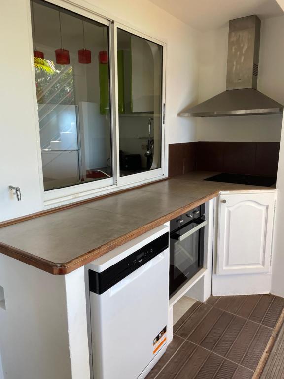 Kuchyň nebo kuchyňský kout v ubytování Sur La Mer - Appartement Deux chambres à Schoelcher