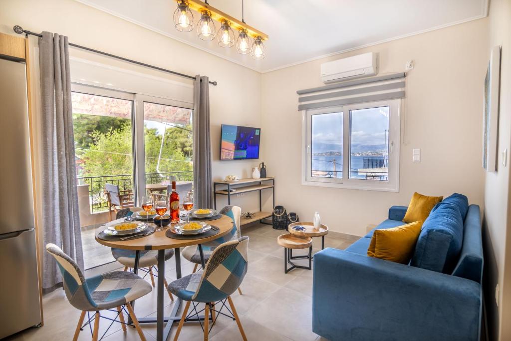 uma sala de estar com um sofá azul e uma mesa em Dina Luxury Sea View House em Aiándion