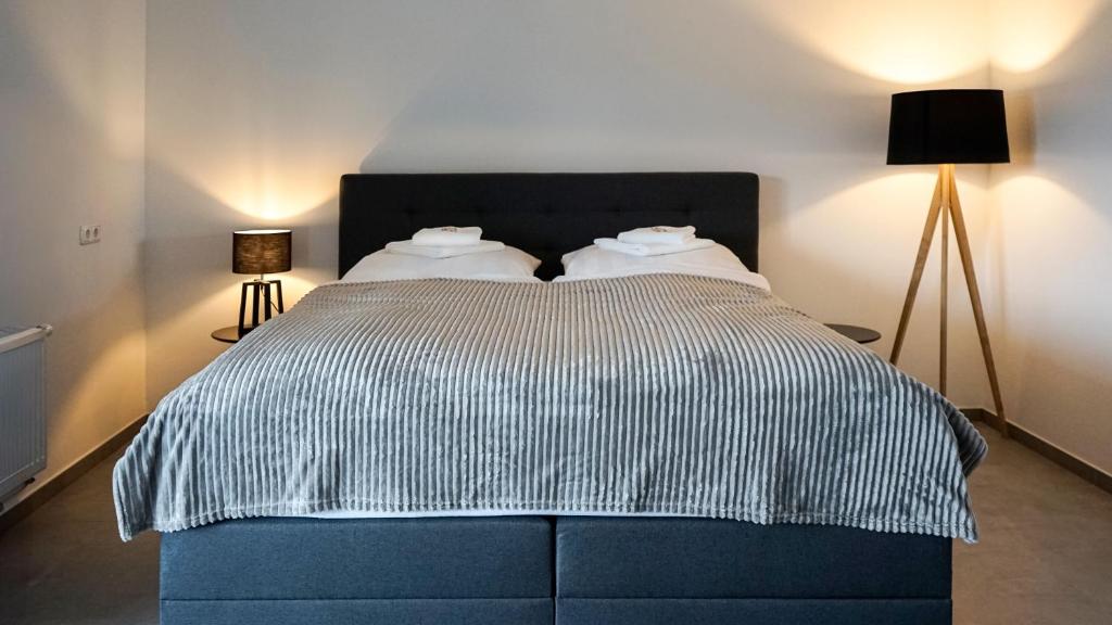 1 dormitorio con 1 cama con tabla de planchar azul en Si-View Doppelzimmer mit Balkon Zimmer 1, en Siegen