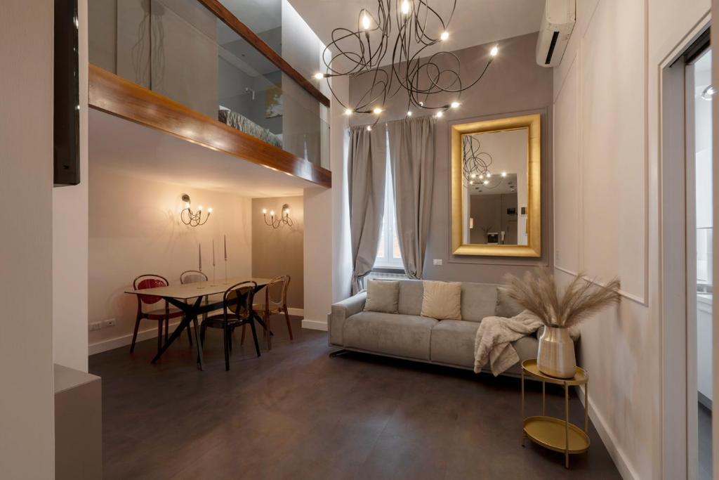 ローマにあるTrevi Luxury Terraceのリビングルーム(ソファ、テーブル付)