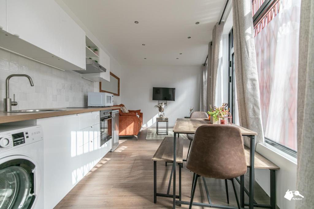 une cuisine avec une table et une machine à laver dans l'établissement MBA - Fontenay - Splendide Appart Proche Vincennes, à Fontenay-sous-Bois