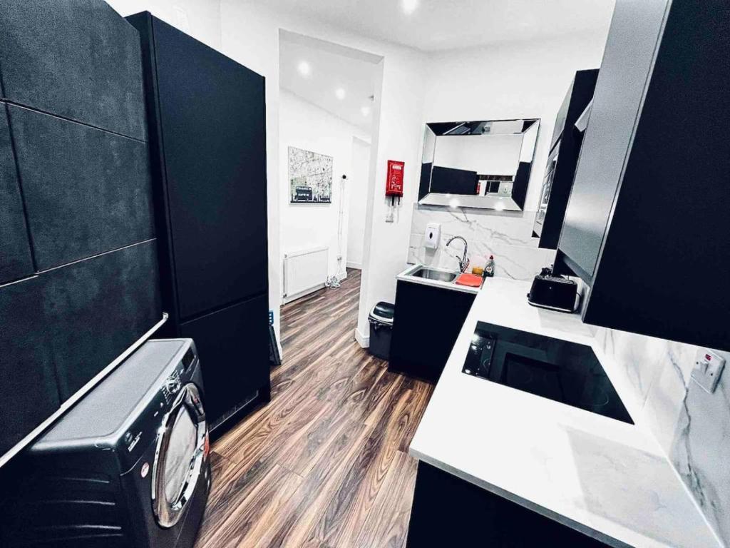 a kitchen with a washing machine in a room at Central London- Zone 1 - Room 3 in London