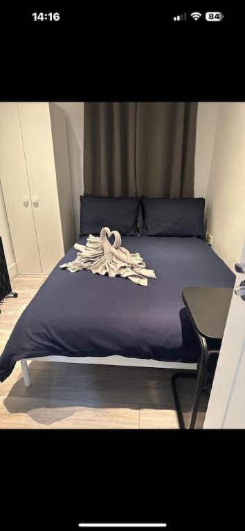 ein Bett mit einem Haufen Kleidung darauf in der Unterkunft London Eye 15 minutes away in London