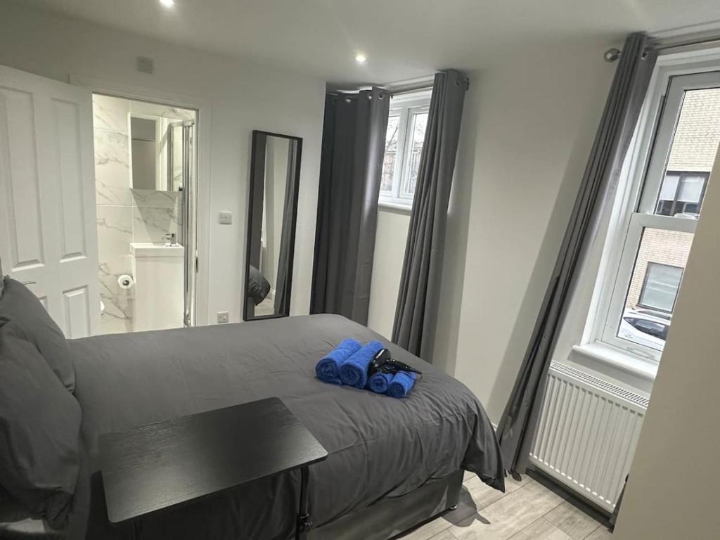 Un dormitorio con una cama con toallas azules. en London Bridge 15 minutes away en Londres