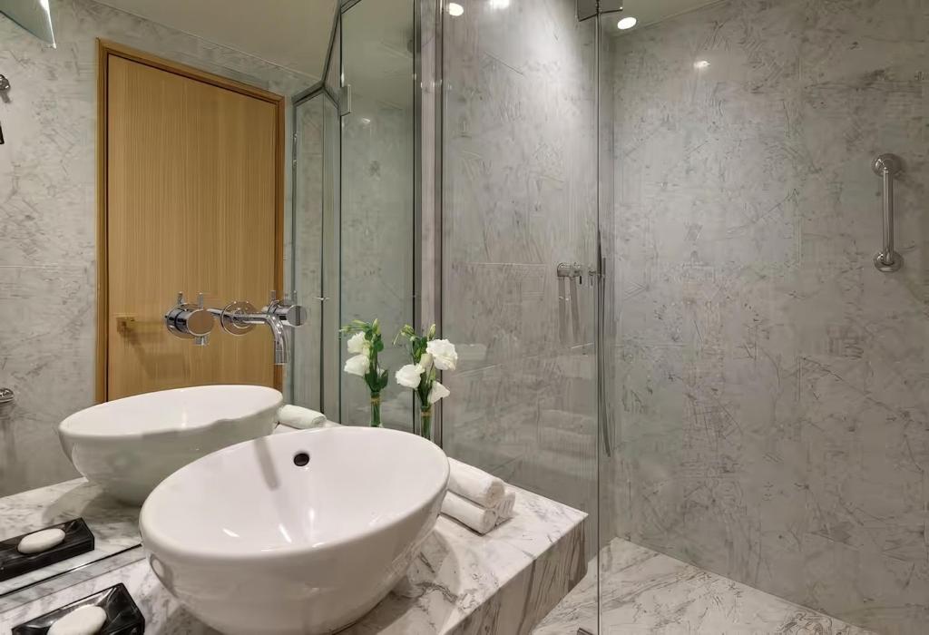 Um banheiro em Le Belgrand Hotel Paris Champs Elysees, Tapestry By Hilton