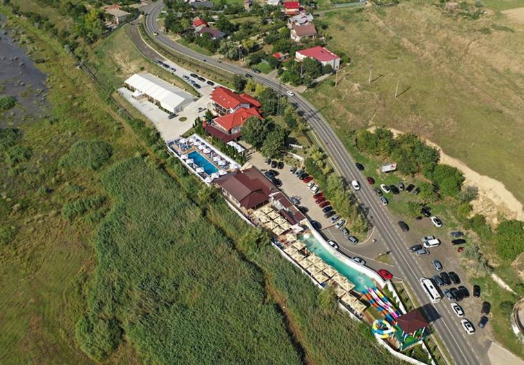 Luftblick auf einen Parkplatz und eine Straße in der Unterkunft Pensiunea Lebada in Tulcea