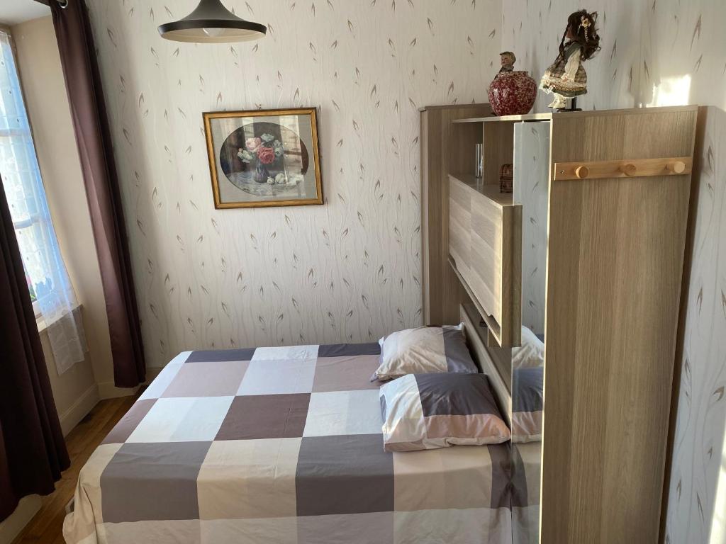 ein Schlafzimmer mit einem Bett und einem Bücherregal in der Unterkunft Chambre d'la gare d'Auxy in Auxy