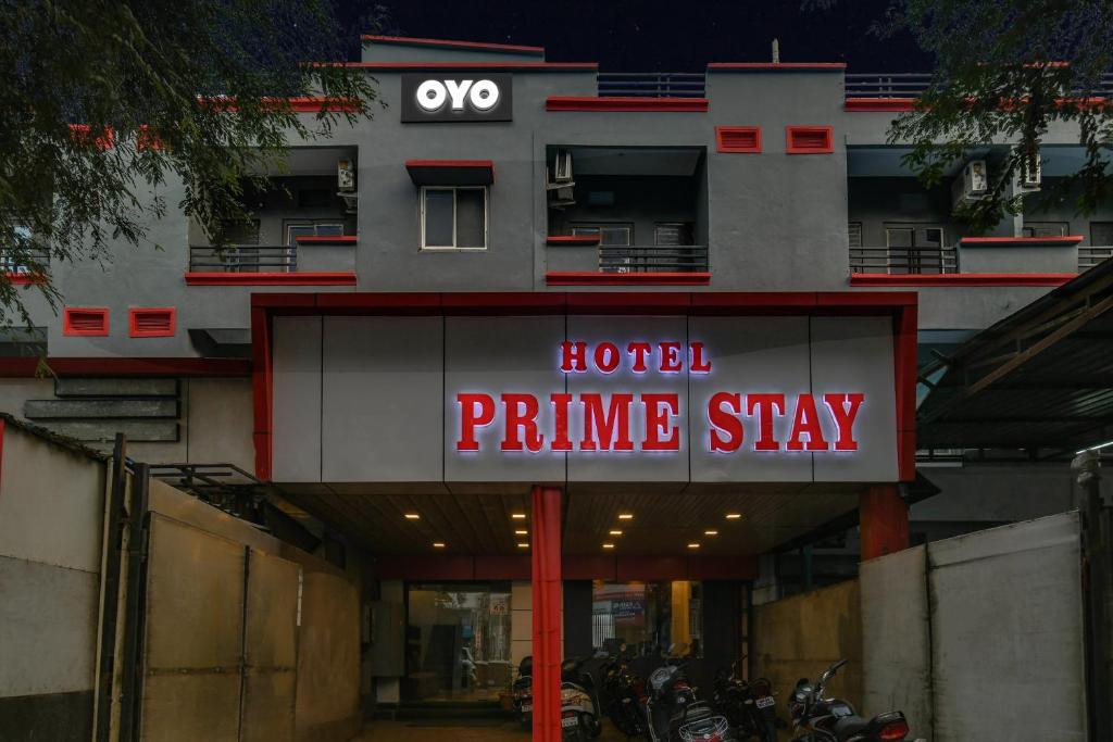 einen Hoteleingang mit einem Schild, das den erstklassigen Aufenthalt des Hotels liest in der Unterkunft Super Townhouse1306 Hotel Prime Stay in Indore