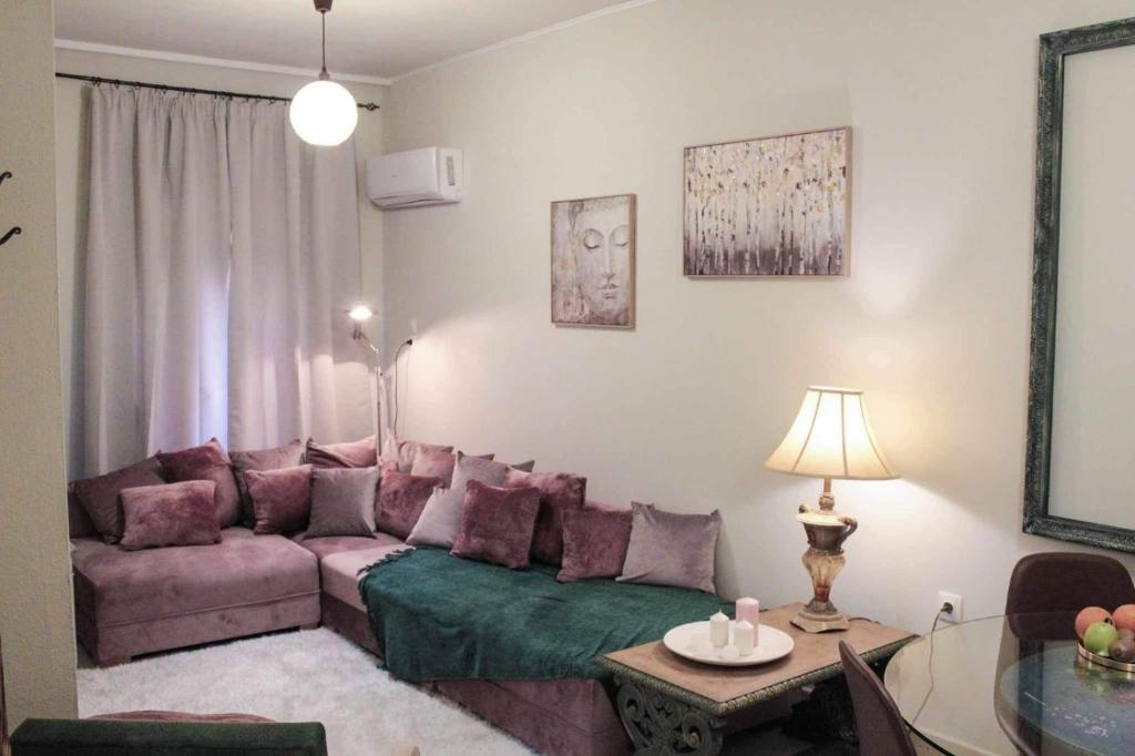 een woonkamer met een bank en een tafel bij Lucato apartment in Florina
