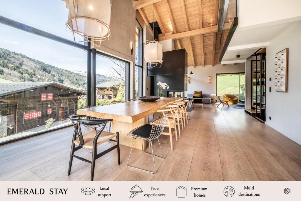 une grande salle à manger avec une table et des chaises dans l'établissement Chalet Nelcote Morzine - by EMERALD STAY, à Morzine