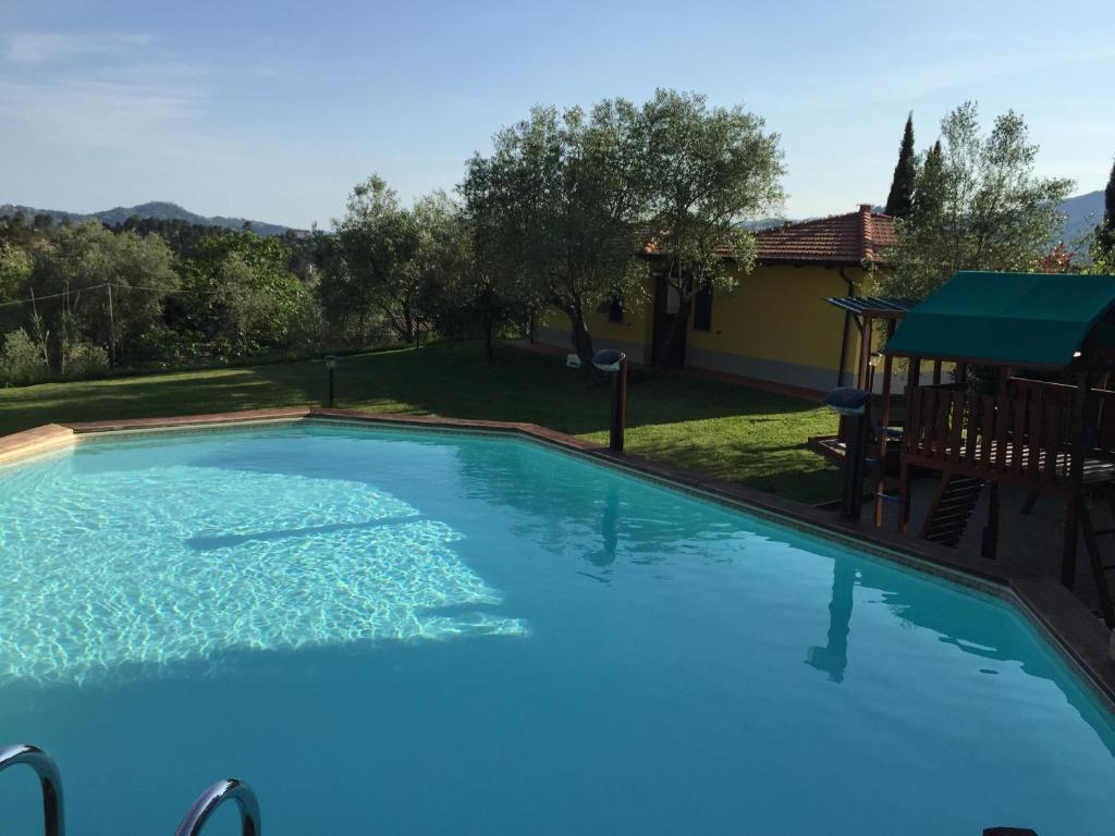 a swimming pool with blue water in a backyard at Residence Montebello in Bolano