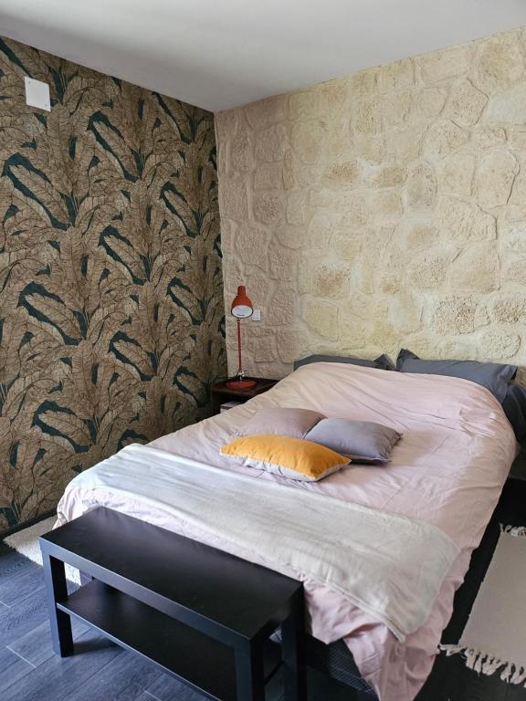 1 dormitorio con 2 almohadas en B&B Soissons L'Arthome chambres d'hôtes 
