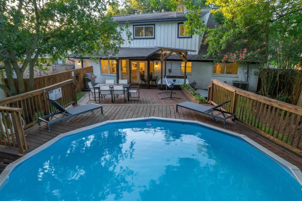 una gran piscina en una terraza con una casa en Stunning Modern Dream Home w Pool Grill Foosball, en Houston