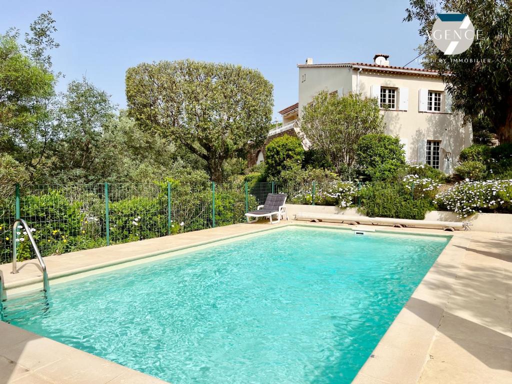 une piscine devant une maison dans l'établissement La Louarde, aux Issambres