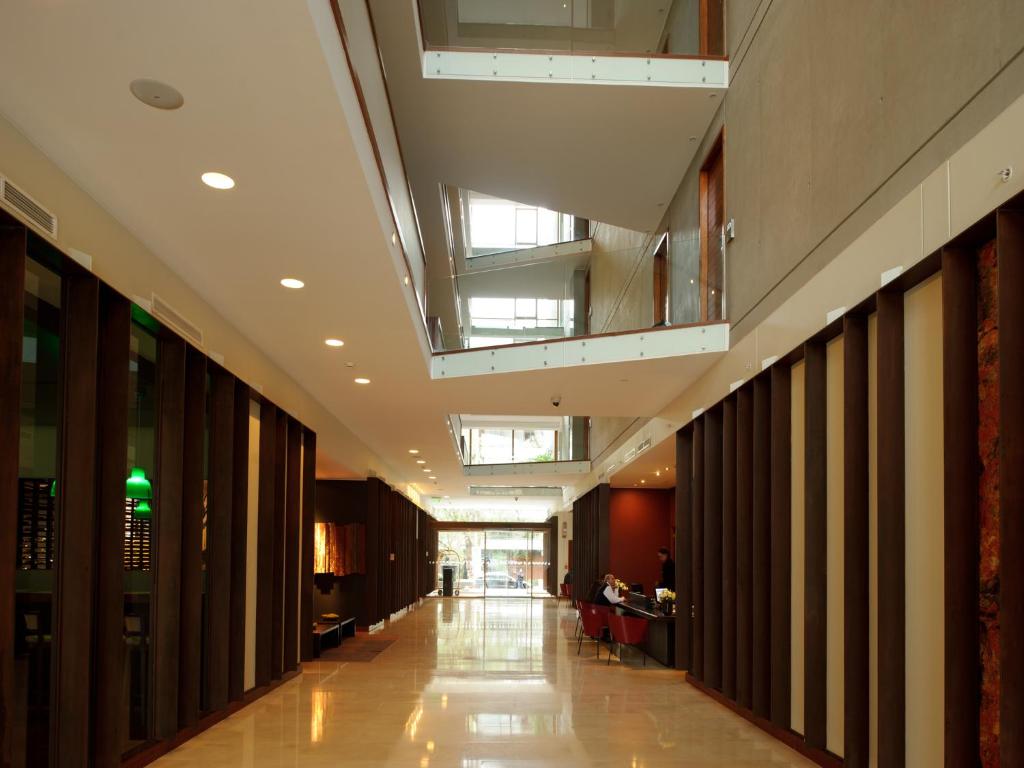 un couloir vide dans un bâtiment doté d'un plafond dans l'établissement NOI Vitacura, à Santiago
