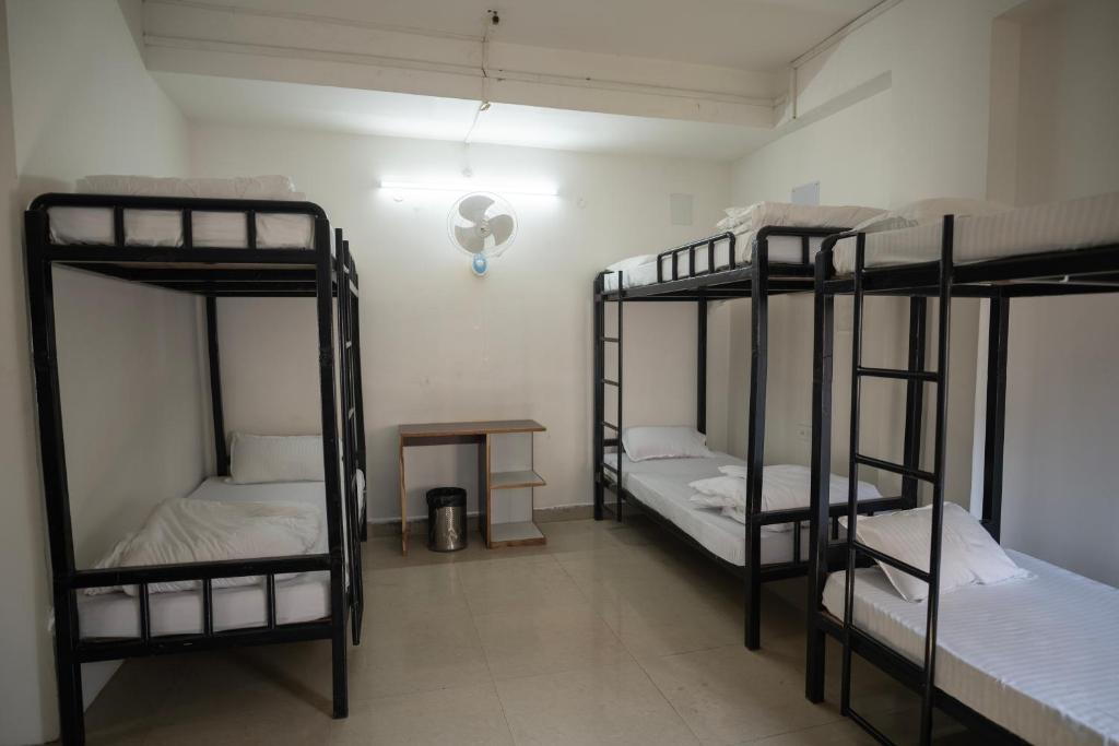 Postel nebo postele na pokoji v ubytování Travelers Hostel