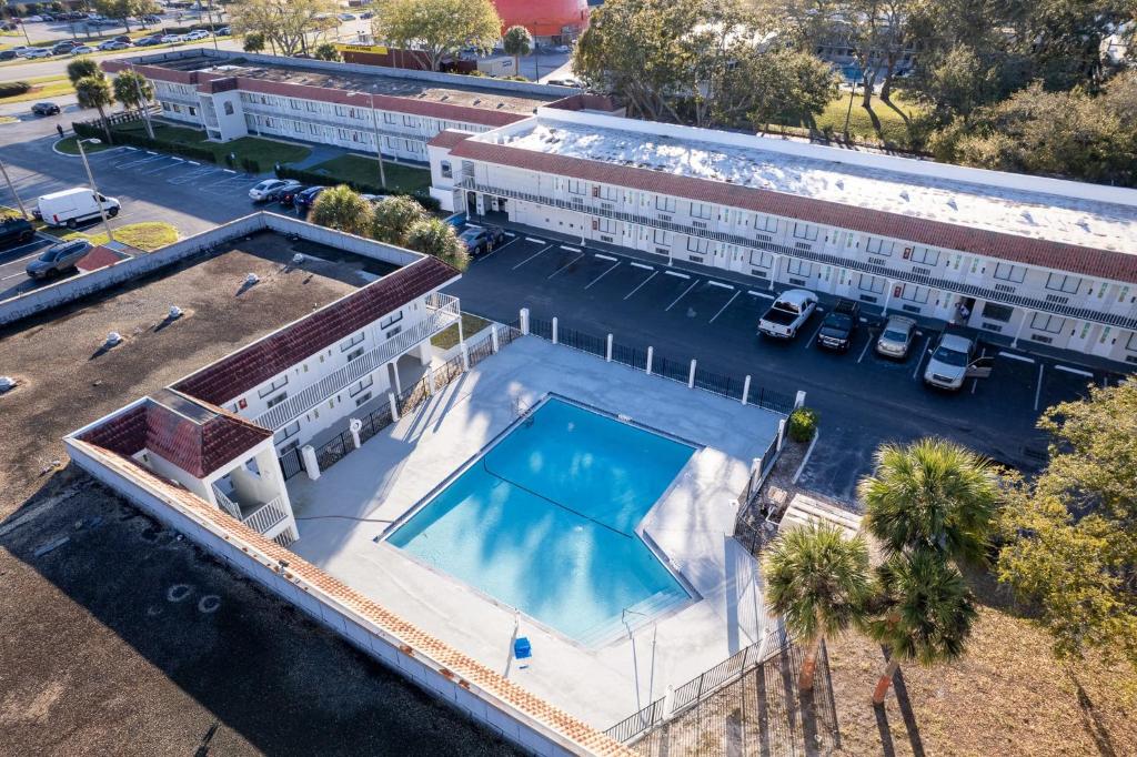 widok na budynek z basenem w obiekcie Impeccably cozy hotel room Developer Inn Express w mieście Kissimmee