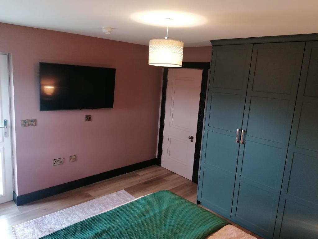 TV a/nebo společenská místnost v ubytování Westbrook Cabin