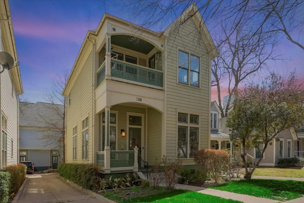 Upscale Uptown Estate in heart of Dallas - Housity