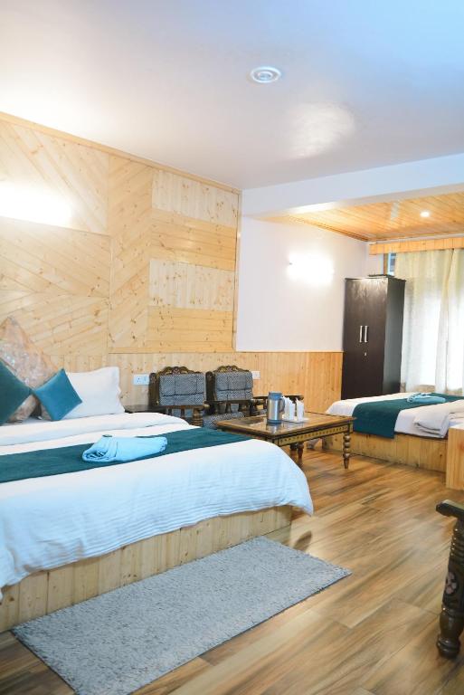 Postel nebo postele na pokoji v ubytování Hotel Neelgiri - Manali Diaries