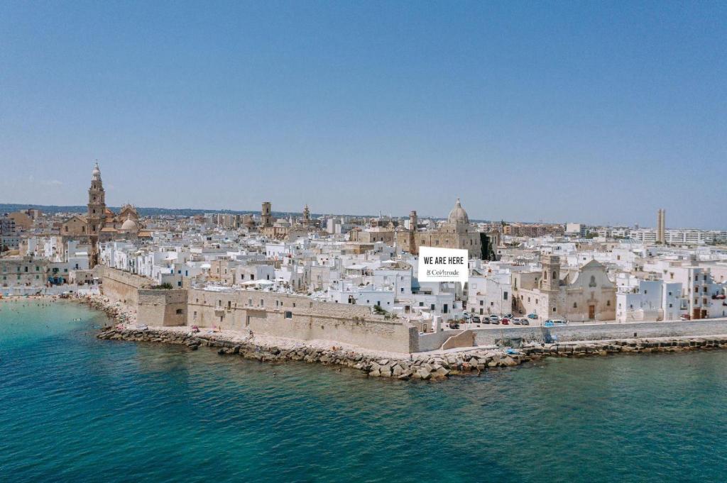 uma vista da cidade a partir da água em Le Contrade Di San Salvatore em Monopoli