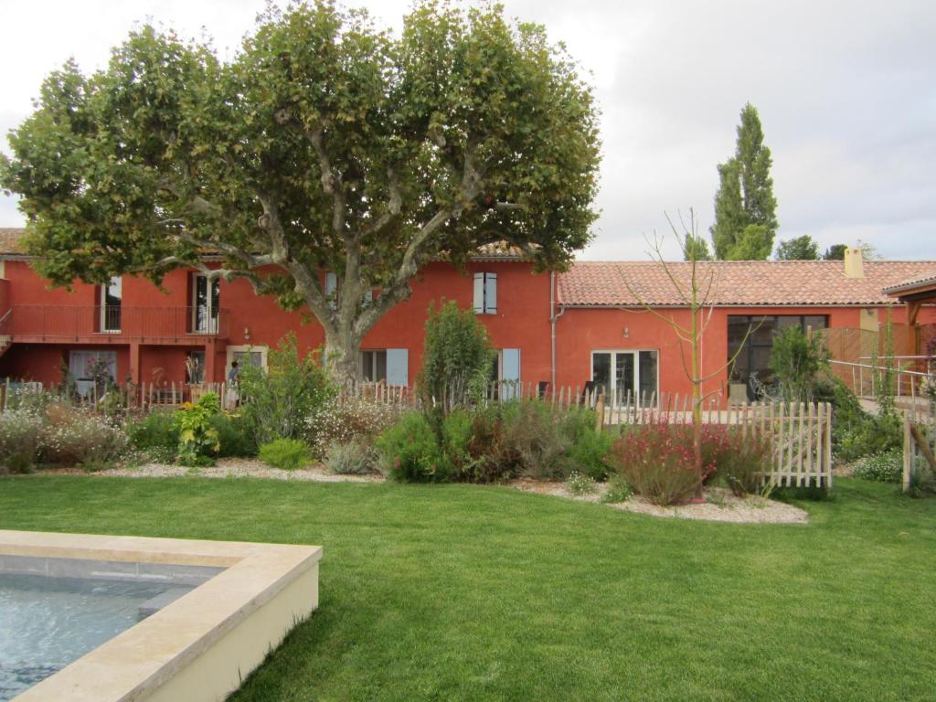 une maison avec une cour et une piscine en face de celle-ci dans l'établissement BASTIDE DES MARTELIERES, à Salon-de-Provence