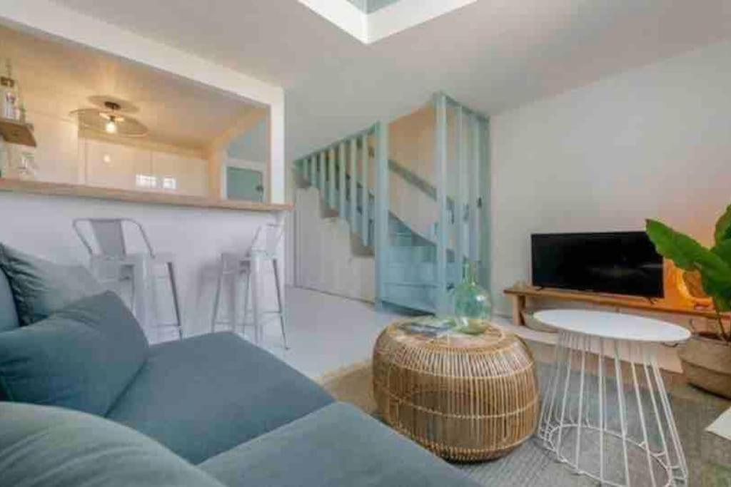 un salon avec un canapé bleu et une table dans l'établissement Beau studio duplex plein centre, à Aix-en-Provence