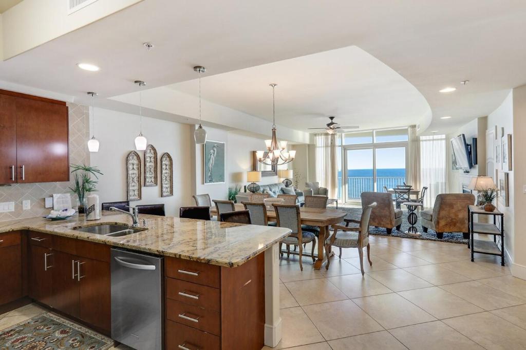 eine Küche und ein Esszimmer mit einem Tisch und einem Esszimmer in der Unterkunft Turquoise Place 705C in Orange Beach