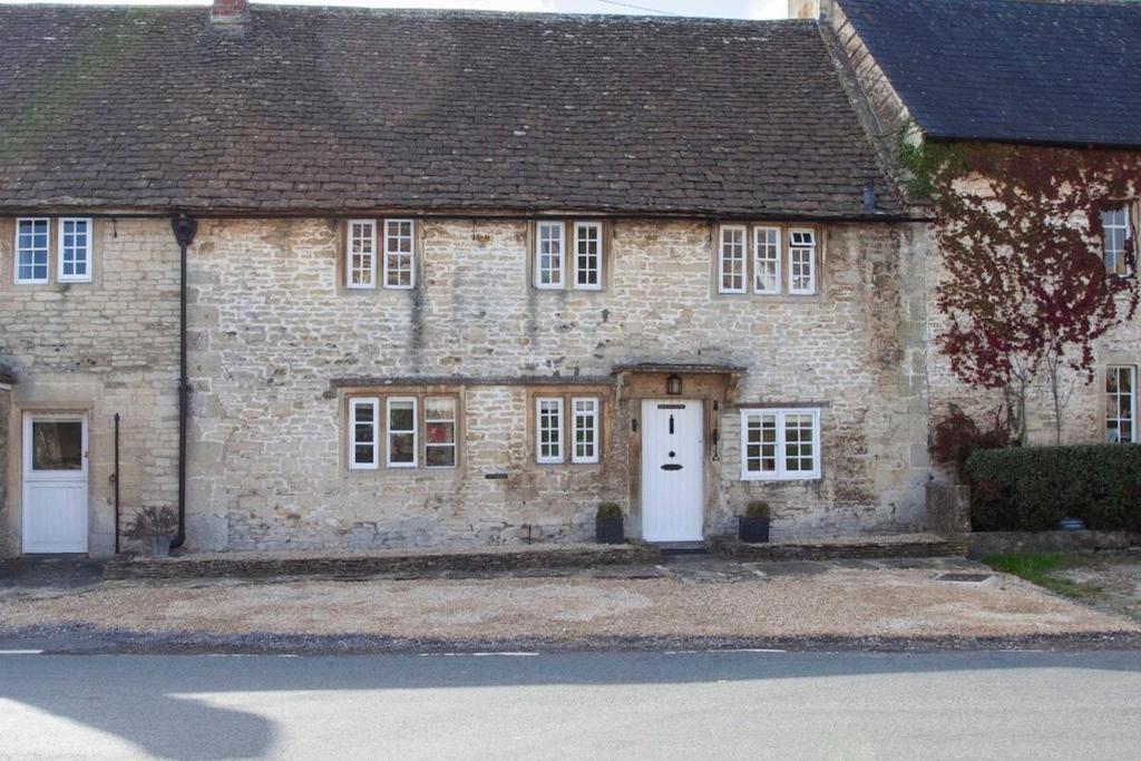 una antigua casa de ladrillo con una puerta y ventanas blancas en ※ Charming Country House Nr Bath (WC)※ en Biddlestone