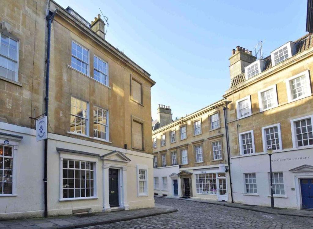 a row of buildings on a cobblestone street at The Georgian Townhouse @ Pierrepont Place in Bath