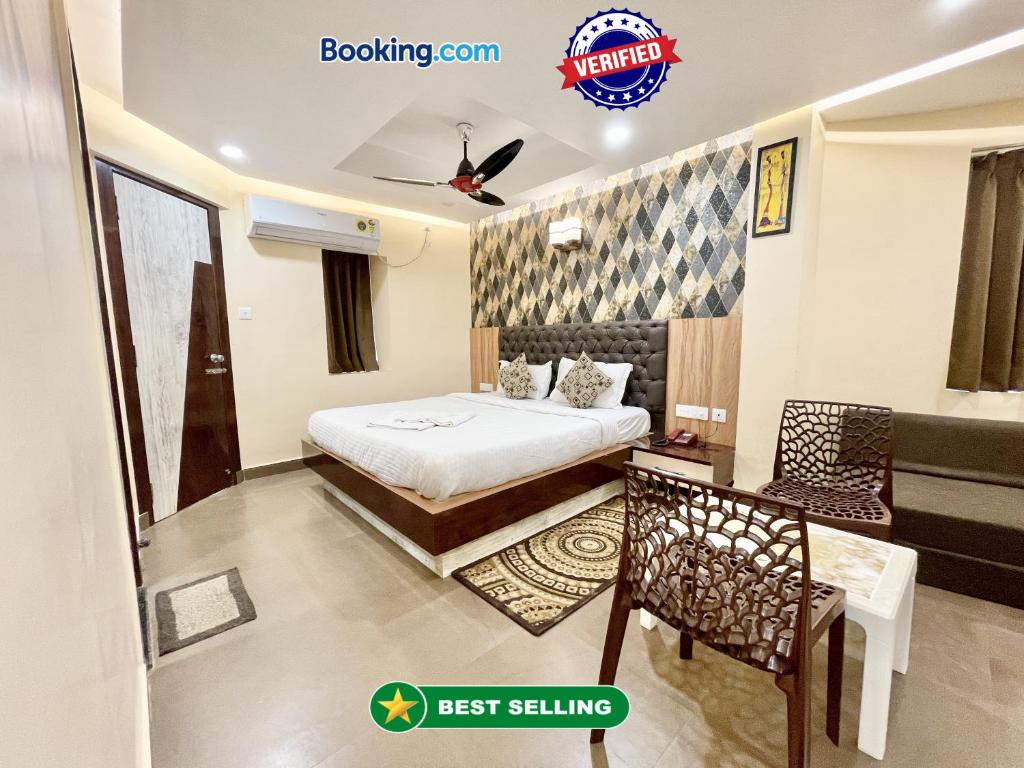 1 dormitorio con 1 cama, 1 silla y 1 sofá en Hotel Yashasvi inn ! Puri near-sea-beach-and-temple fully-air-conditioned-hotel with-lift-and-parking-facility breakfast-included, en Puri