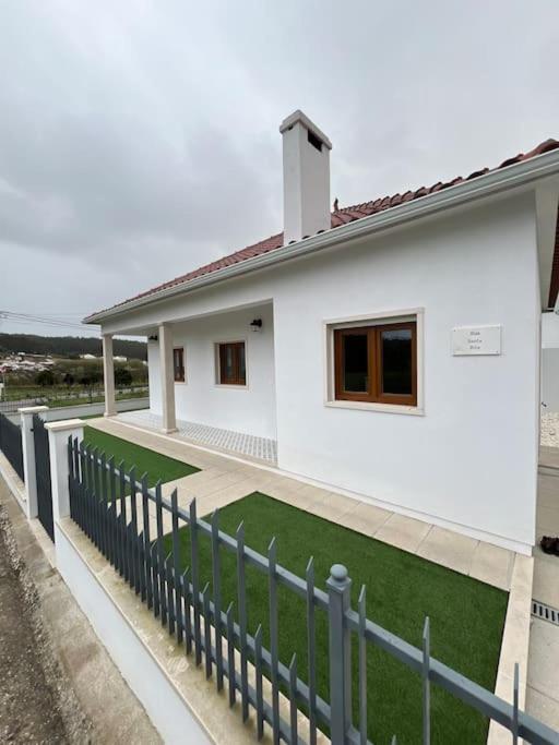 a white house with a fence in front of it at Casa Santa Rita in Alcobaça