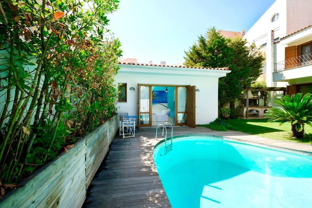 einen Pool im Hinterhof eines Hauses in der Unterkunft Tiny house with a pool in Athen