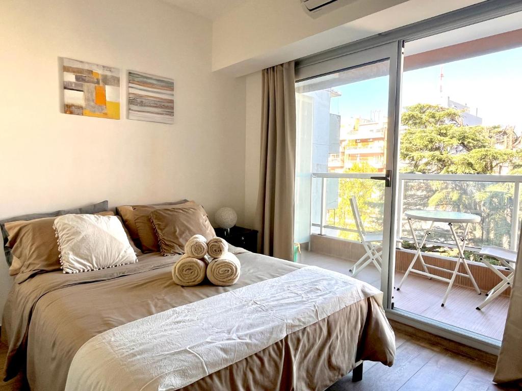 1 dormitorio con 1 cama y balcón con vistas. en Modern & comfortable apartment studio in Recoleta en Buenos Aires
