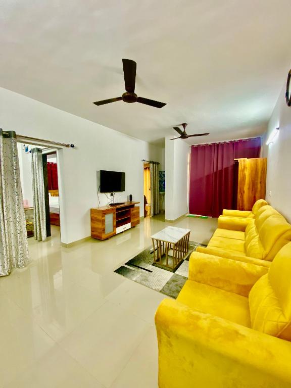 TV a/nebo společenská místnost v ubytování 2 BHK AC Apartment