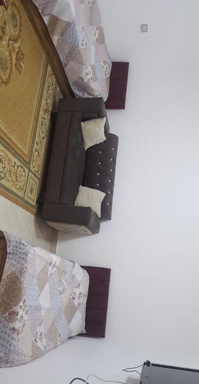 twee bedden met kussens en een bedframe bij Golden hotel in Jerash